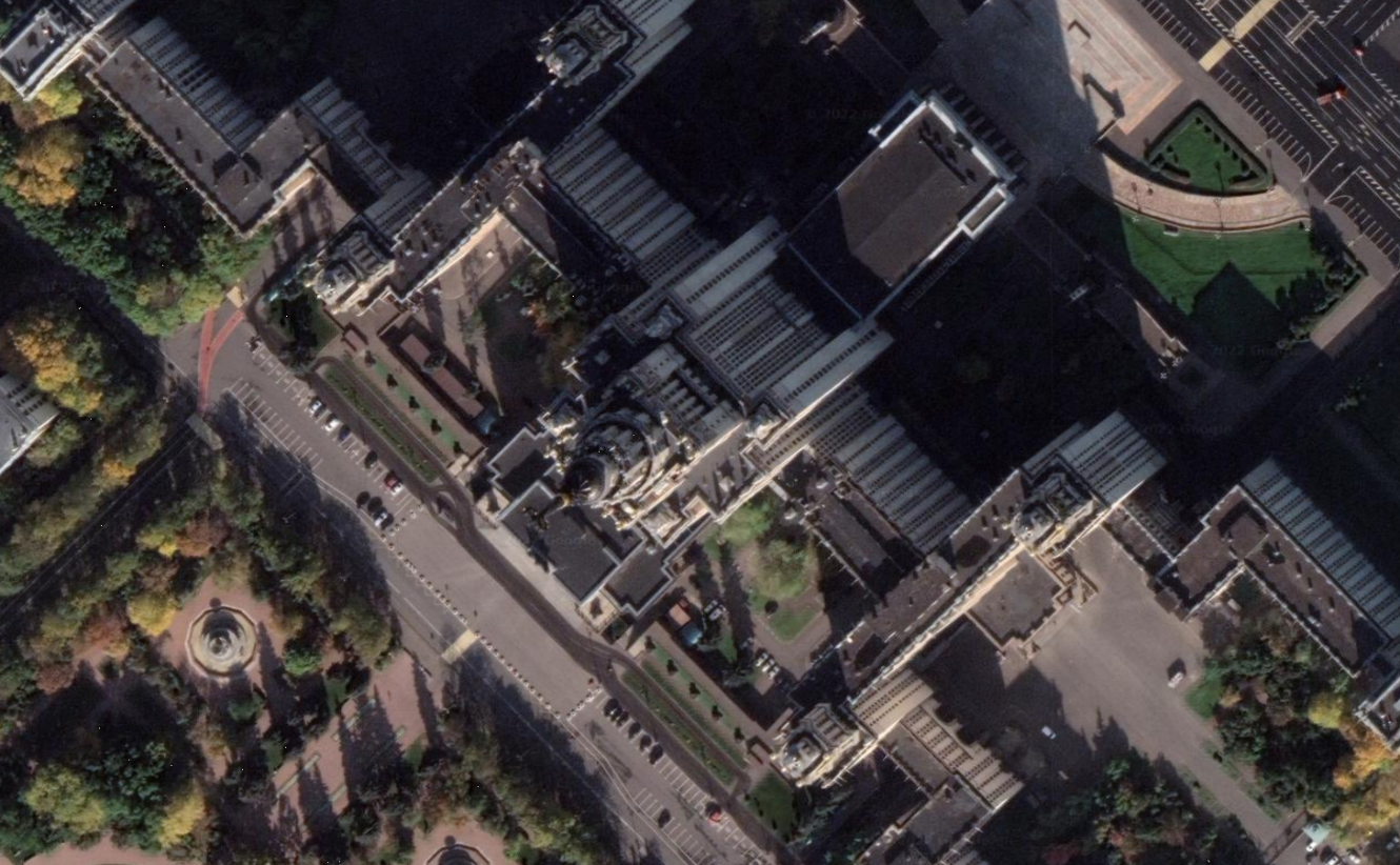 Спутниковый снимок главного здания МГУ: высота камеры 700 метров